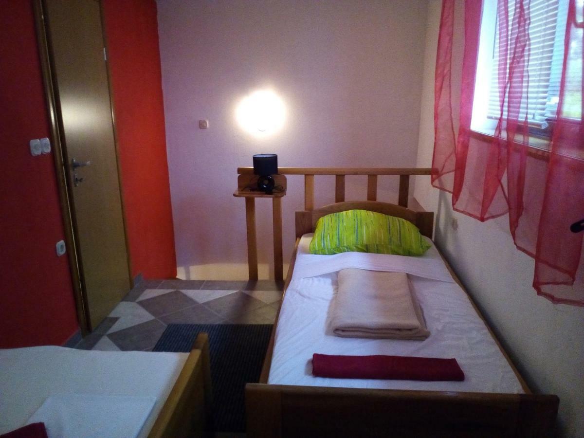 Studio Apartman Hrast Seline ภายนอก รูปภาพ