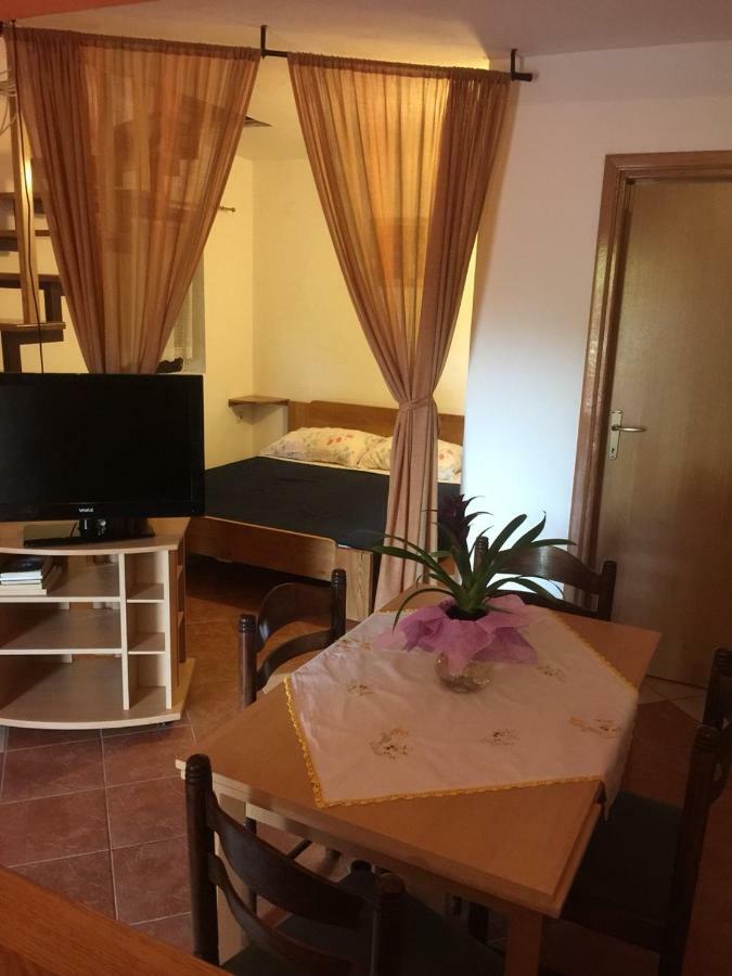 Studio Apartman Hrast Seline ภายนอก รูปภาพ
